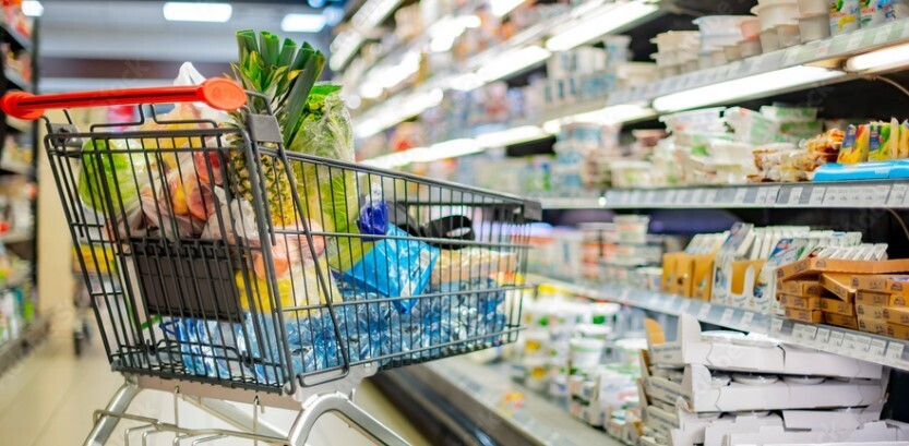 Тележка с продуктами в супермаркете